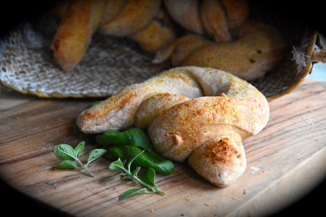 Pane a forma di nodi con lievito madre e spezie 