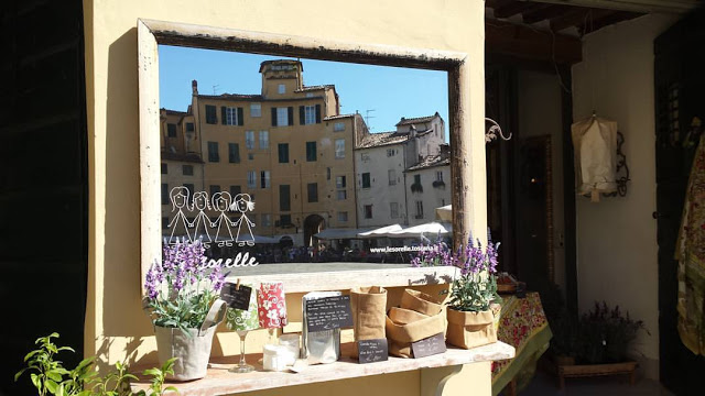 Piazza dell'Anfiteatro a Lucca