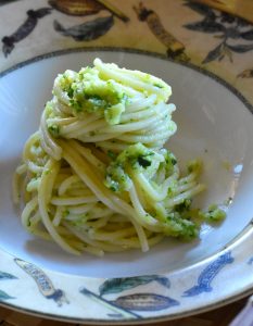 spaghetti in crema di zucchine e menta