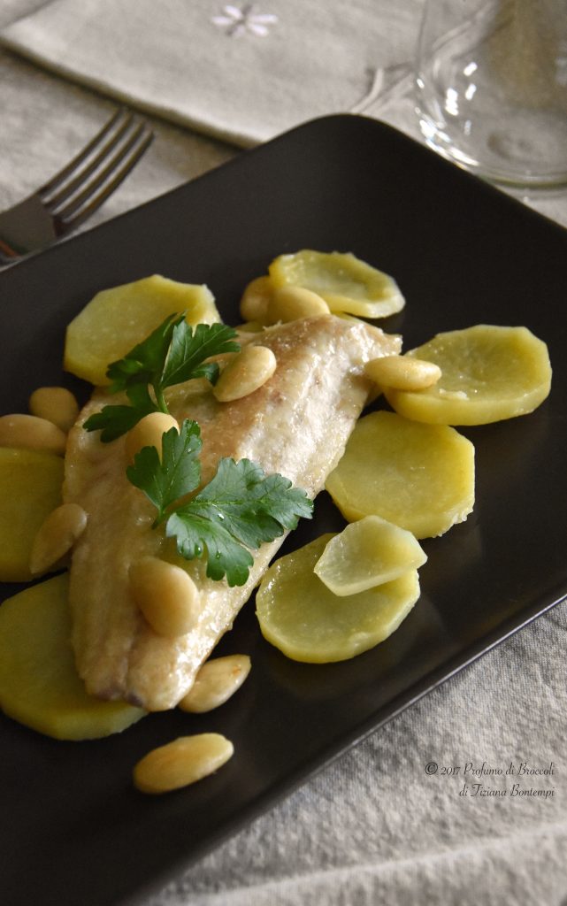 Filetto di branzino cotto in padella con patate e mandorle di contorno