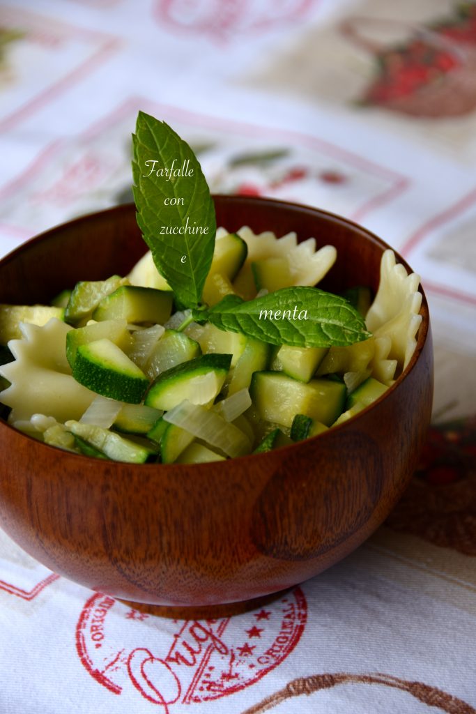 Pasta fredda vegana con zucchine e menta