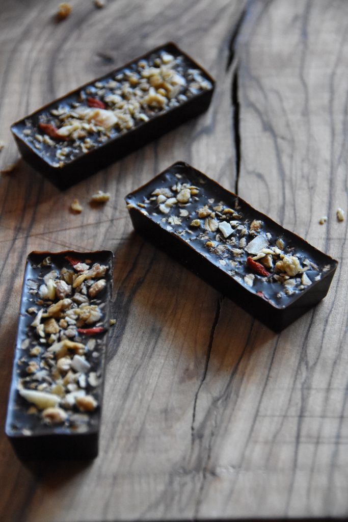 Barrette di cioccolato fondente con cereali e frutta secca