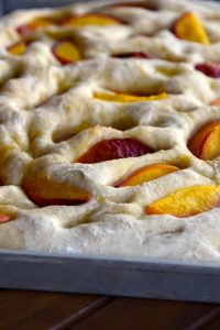 Focaccia con le pesche