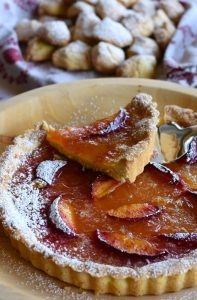 crostata con marmellata di agrumi, zenzero e pesche fresche