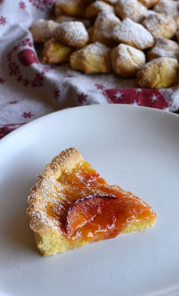 crostata con marmellata di agrumi, zenzero e pesche fresche