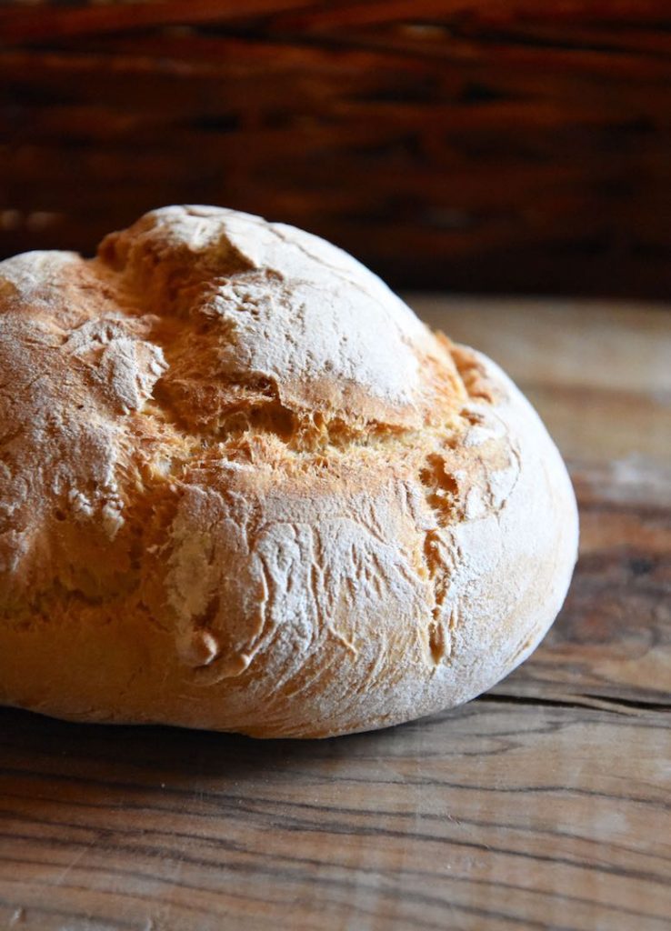 Pagnotta con farina di Tumminia, Tagli sul pane. ✒️ Per chi volesse  cimentarsi nel fare i tagli Ho spolverato con farina bianca e tagliato  con una lametta. È possibile utilizzare un