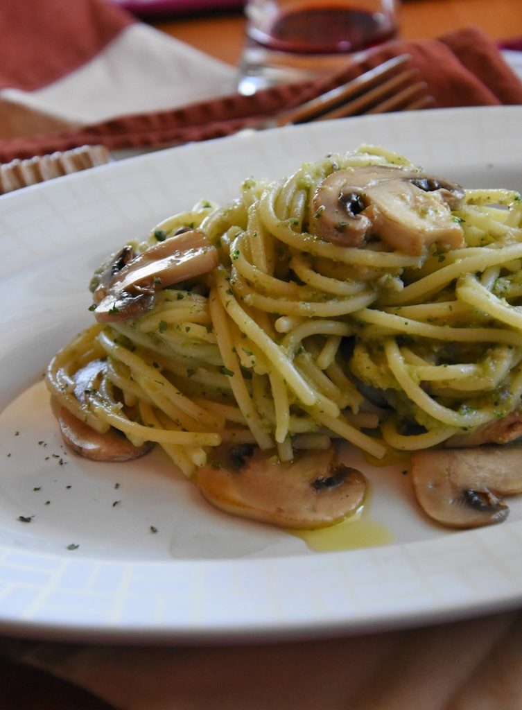 spaghetti in salsa di broccoli e funghi