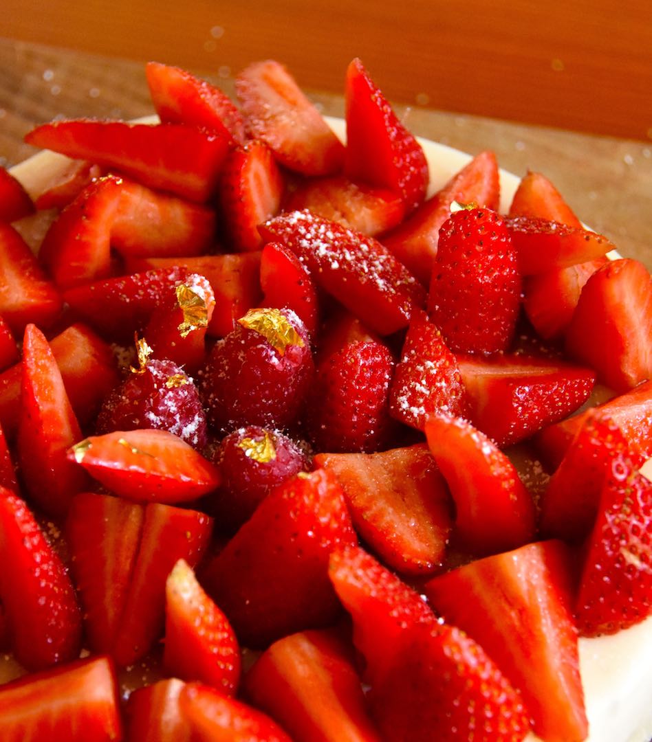 Torta moderna con glassa e fragole