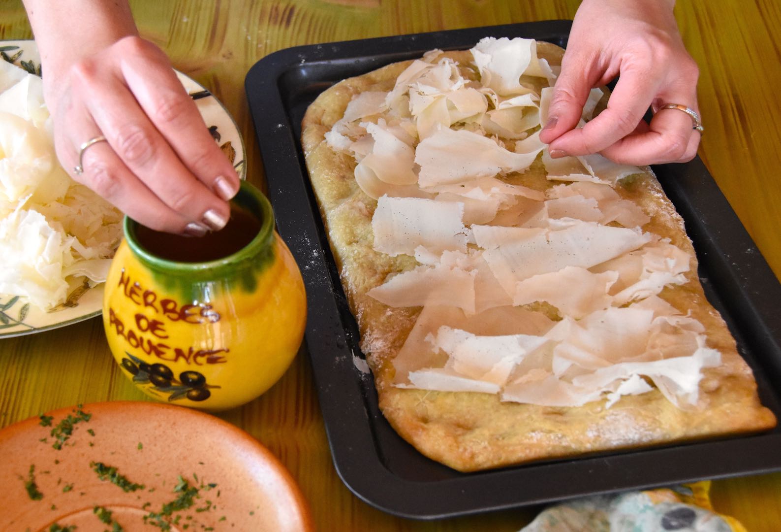 Focaccia al pesto genovese impasto con pesto alla genovese
