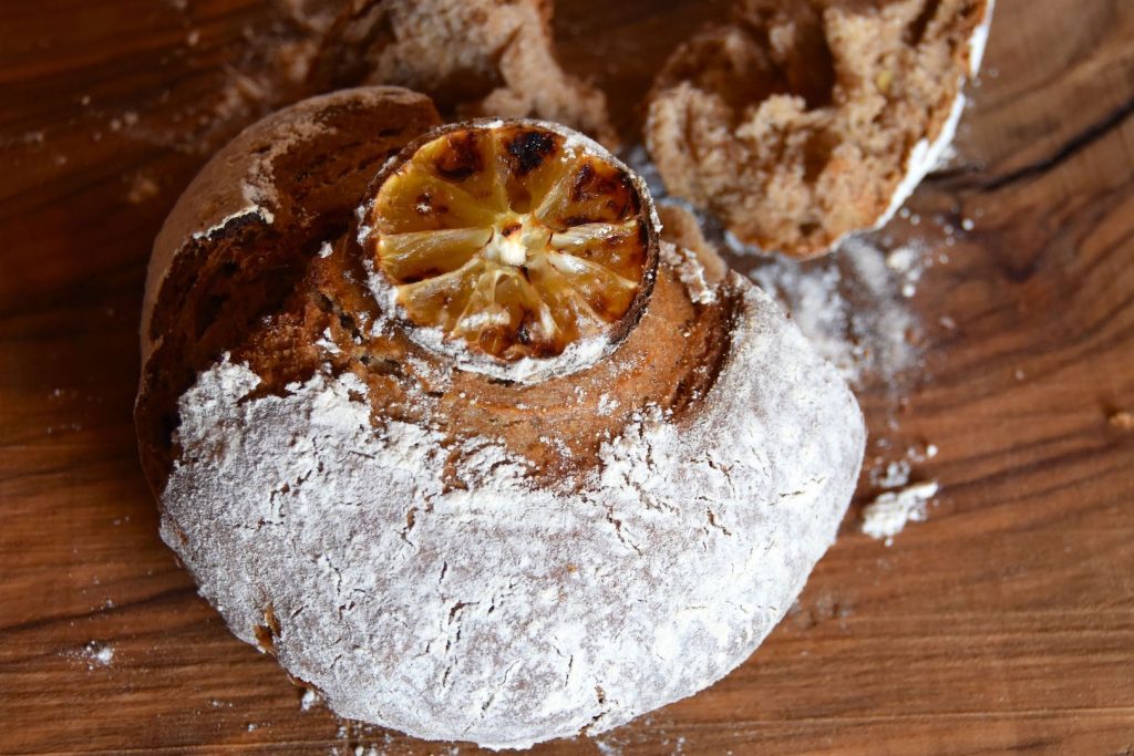 Pane con farina di segale aromatizzato al limone e lievitazione naturale