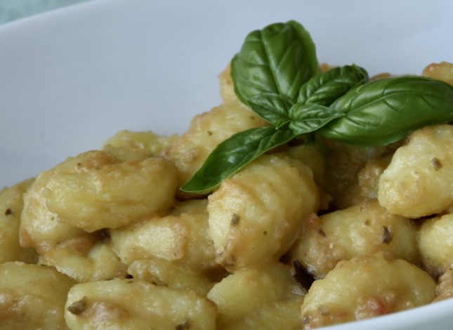Gnocchi patate e basilico in salsa di melanzane e pomodori – Profumo di ...