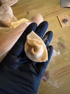 cappelletti in brodo fatti a mano